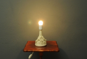 bezowa porcelanowa lampa kwiaty  yu